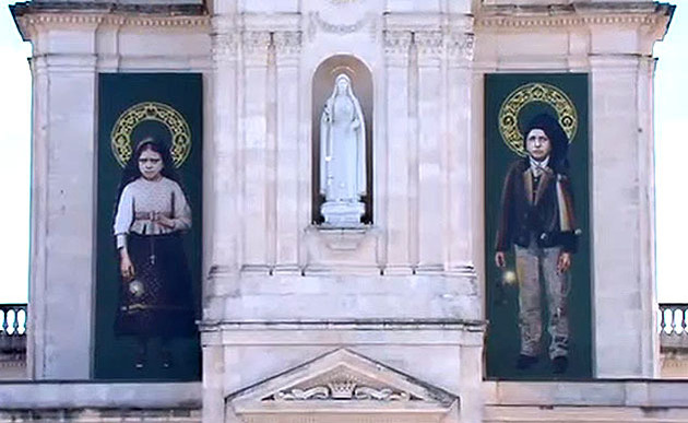 Papst erhebt Francisco und Jacinta Marto bei großer Freiluftmesse in portugiesischem Marienheiligtum zur Ehre der Altäre