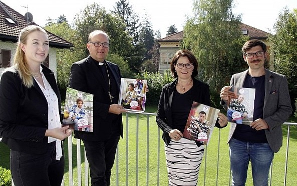 Religionslehrerin Anna Kraml, Bischof Hermann Glettler, Schulamtsleiterin Maria Plankensteiner und Roman Sillaber von der Katholischen Jugend präsentierten in Innsbruck die Kampagne zum Religionsunterricht.