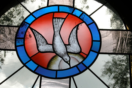Glasfenster mit Friedenstaube in der Waldkapelle Oberaigen, OberoesterreichCopyright (2002) by BilderBox.com; Erwin Wodicka, A-4062 Breitbrunn. Tel.: 0043 676 5103 678. Veroeffentlichung nur nach unseren AGBs: www.bilderbox.com/agb.html. Bild hon
